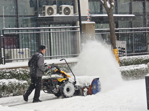 初雪中的温情与守护，融创服务暖心护航业主“安全出行路”