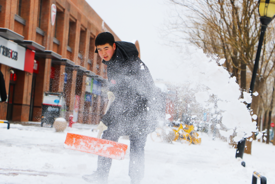 初雪中的温情与守护，融创服务暖心护航业主“安全出行路”